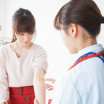 血液検査を受ける女性