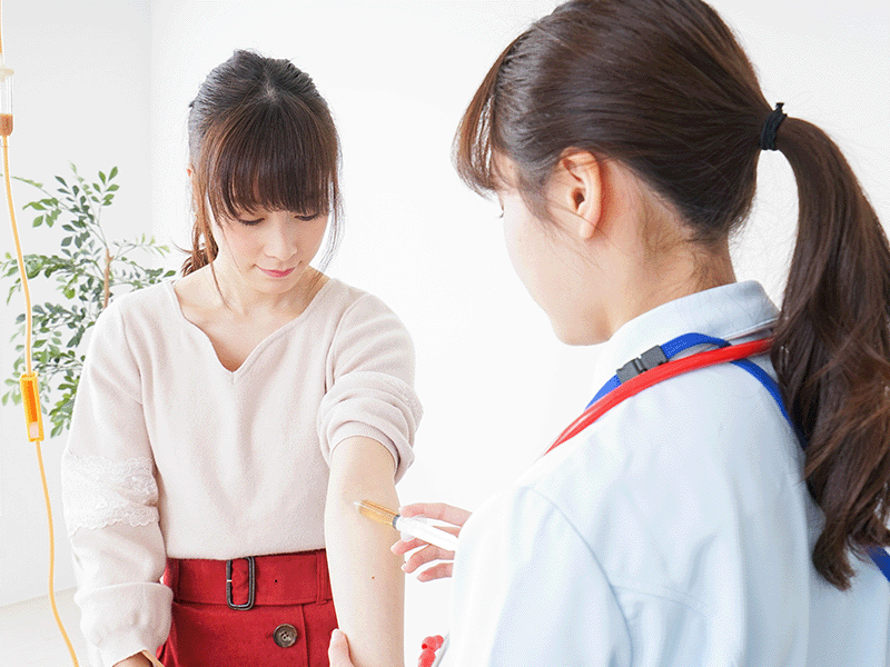血液検査を受ける女性