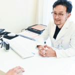 患者に説明する医師