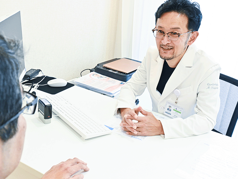 患者に説明する医師