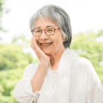 笑顔の高齢女性