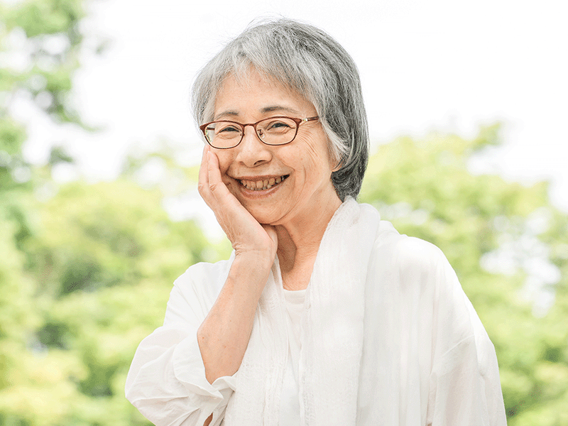 笑顔の高齢女性