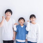 歯みがきする子供たち
