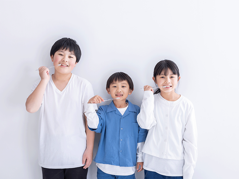 歯磨きする子供たち