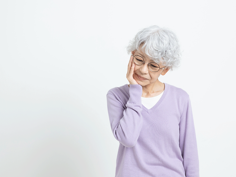 歯が痛い高齢女性