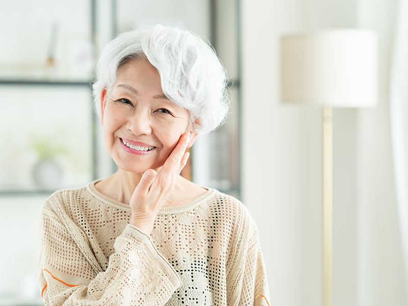 歯がきれいな高齢女性