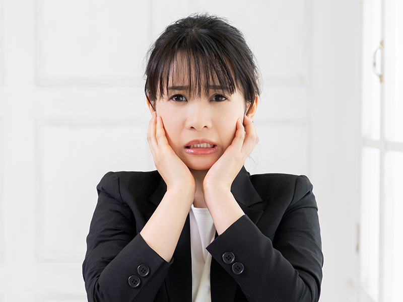 お口の中が痛む女性